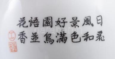 Jelzett kínai famille rose mintás porcelán váza, m: 17,5 cm