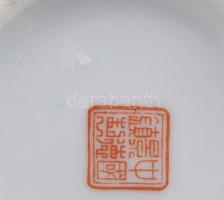 Jelzett kínai famille rose mintás porcelán váza, m: 17,5 cm