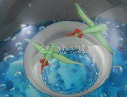 Murano levélnehezék, víz felett repülő madarak belső színezéssel, jelzés nélkül, m: 7 cm