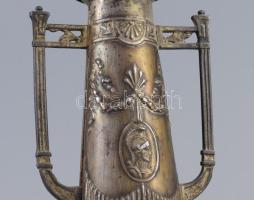 Szecessziós díszüveg, lapra csiszolt üvegtesttel, ezüstözött alpakka szerelékkel, m: 29 cm