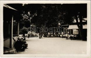 Szliács-fürdő, Kúpele Sliac; fürdő park és vendéglő, étterem pincérekkel / spa park and restaurant garden with waiters, photo