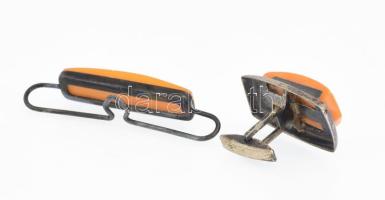 Ezüst (Ag) mandzsetta gomb pár és nyakkendő szorító, borostyán berakásokkal, jelzett, bruttó: 13,2 g