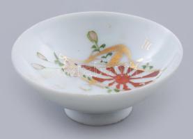 Japán porcelán katonai szakés csésze. cca 1940-1944, Haditengerészet. Zászló, virág, vers és vasmacs...
