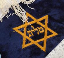 Judaika hagyaték tétel: tefillin tartó 25x22 cm, 2 darab imakönyv (magyar és héber), újévi köszöntől...