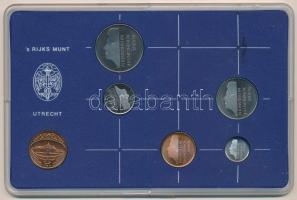 Hollandia 1982. 5c-2 1/2G (5xklf) forgalmi sor műanyag tokban, pénzverdei zsetonnal T:UNC Netherlands 1982. 5 Cent - 2 1/2 Gulden (5xdiff) coin set in plastic case with Coin Mint jeton C:UNC