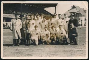 1949.IV.10. Bp., BLASZ - Pestvidék (9:1) labdarúgó-mérkőzés csapatfotó, a hátoldalon feliratozott, pecséttel jelzett (Sport-foto munkaközösség Etényi-Pobuda), kis törésnyomokkal, 18x12 cm