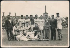 1949.VI.12. Bp., BLASZ - DKLASz (13:0) ifi válogatott labdarúgó-mérkőzés csapatfotó, a hátoldalon feliratozott, pecséttel jelzett (Sport-foto munkaközösség Etényi-Pobuda), kis saroktöréssel, 17,5x12 cm