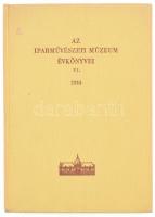 1963 Az Iparművészeti Múzeum és a Hopp Ferenc Keletázsiai Művészeti Múzeum évkönyve VI. Szerk.: Jakabffy Imre. Bp., 1963, Képzőművészeti Alap. Fekete-fehér képekkel illusztrálva. Magyar, francia, német és angol nyelven. Kiadói egészvászon-kötés, minimálisan koszos borítóval. Megjelent 1060 példányban.