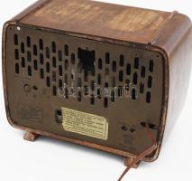 1950/51, Orion 221 rádió, 30x19x23 cm /// A készülék egy 4+1 csöves szuper rendszerű készülék, perem...