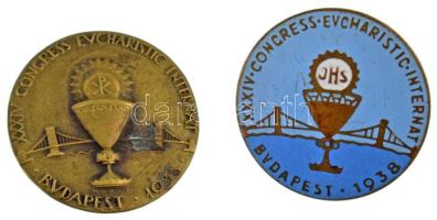 Madarassy Walter (1909-1994) 1938. "XXXIV. Nemzetközi Eucharisztikus Kongresszus Budapest" 2xklf, bronz és zománcozott bronz jelvény (23mm) T:AU