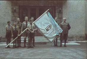 cca 1930-1940 Cserkészek magyar címeres zászlóval, Agfacolor diapozitív, 3×3,5 cm