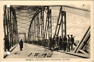 Komárom, Komárnó; Dunahíd katonákkal / Danube bridge with soldiers (lyukasztott / punched holes)