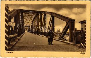 1939 Komárom, Komárnó; Hídfő, csendőr és katonák "Áljj! Stop" tábla / bridge, gendarme and soldiers (EK)