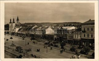 Marosvásárhely, Targu Mures; Főtér, plébánia, református templom, Szabó Sándor étterme, Kalap Király, Tolokán Márton, Kari József, Vámos Sándor, Farkas, Grün Dezső, Fritsch, Nagy Dezső üzlete, automobil / main square, parish, Calvinist church, restaurant, shops, automobile