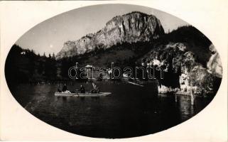 Gyilkos-tó, Lacul Rosu; Gyergyói havasok, csónakázók. Fotó Sántha / Muntii Giurgeu, lake