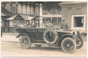 Tátra, Magas-Tátra, Vysoké Tatry; Csorbató fogaskerekű vasútállomás, automobil / Zahnradbahn Station / Strbské Pleso cogwheel railway station, automobile. photo