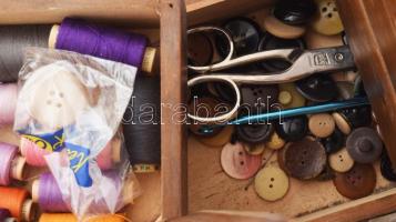 5 rekeszes varródoboz, tele tartalommal, zömmel cérna, közte olló, 29x26 cm
