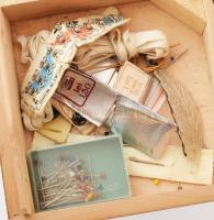 5 rekeszes varródoboz, tele tartalommal, zömmel cérna, közte olló, 29x26 cm