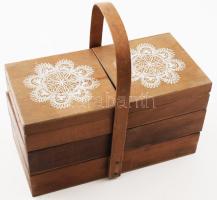 5 rekeszes varródoboz, tele tartalommal, zömmel cérna, közte olló, 29x26 cm