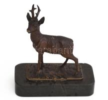 Antik részletesen kidolgozott patinált bronz szarvas, márvány talapzaton, kopással, 8,5 x 10 cm