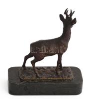 Antik részletesen kidolgozott patinált bronz szarvas, márvány talapzaton, kopással, 8,5 x 10 cm