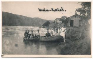 Ada Kaleh, török csónakos magyar kirándulókkal a Dunaparton / Turkish boatman with Hungarian tourists on the Danube riverside. Atelier de Fotograf &quot;Meggyesy&quot; photo (EK)