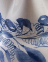 Zsolnay kancsó. cca 1870, öntött finomfajansz, máz alatti kobalt festéssel, jelzett, aljánál lepatta...