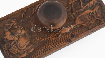 Antik tapper, falusi jelenetet ábrázoló faragással, h: 15,5 cm