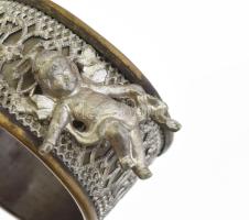 Antik réz szalvétatartó pár, filigrán és puttó alakos díszítéssel, d: 5,5 cm