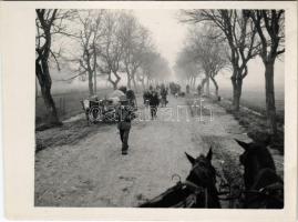 1941 Zsibó, Jibou; falubelik az úton / villagers on the road. photo (vágott / cut) (12 x 9 cm)