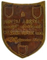 1925. "A Pénteki asztal szeretett elnökének, Wózner Ignácnak - 1925. június 22én" csavaros hátlapú Cu lemezjelvény (44x33mm) T:XF a csavar hiányzik a hátuljáról