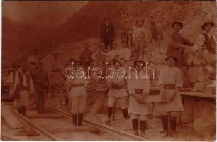 1918 Erdély, Transylvania; vasútépítés munkásokkal és katonákkal / railway construction, soldiers, workers. photo