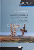 Botár István: Havasok keblében rejtező szép Csík. A Csíki-medence középkori településtörténete. Opitz Archaeologica 15. Bp., 2019, Martin Opitz. 655 p. Színes és fekete-fehér képekkel, ábrákkal, térképekkel gazdagon illusztrált. Kiadói papírkötés, borító felső élén apró kopással, máskülönben újszerű állapotban.