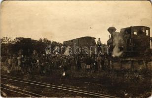 Cserkészek vasútállomáson egy gőzmozdony előtt, vonat / Scouts at the railway station in front of a locomotive, train. photo (fl)