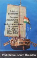 1968 Balaton-Schiffahrt, Sonderausstellung des Verkehrsmuseums Budapest, Verkehrsmuseum Dresden / Balatoni hajózás, a budapesti Közlekedési Múzeum kiállítása Drezdában, német nyelvű kisplakát, villamosplakát, kis lapszéli szakadással, 23,5x16 cm