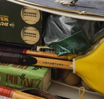 Régi nívós teniszező készlet, régi sporteszközökkel. Jupiter Slazenger teniszütő, Mustang Snauwaert ...