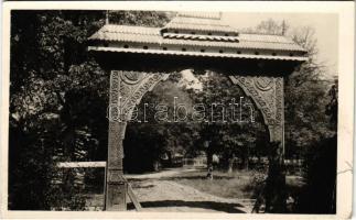 Székelykeresztúr, Kristur, Cristuru Secuiesc; Tanítóképző székely kapuja. Nagy Béla fényképész kiadása / Secui wood carved gate of the teachers training institute (szakadás / tear)