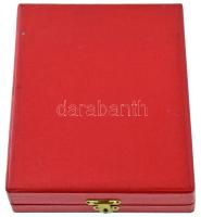 ~1970. "Petőfi / Kiskőrös Város Tanácsától" öntött bronz plakett, eredeti dísztokban. Szig...