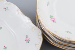 Hollóházi apróvirágmintás süteményes szett. Jelzett, kopással, d: 27 cm