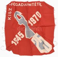 KISZ fogadalomtétel 1945-1970 emlékkendő Szabadság-szobor ábrázolással, kissé foszlott, gyűrött, kb. 43x43 cm