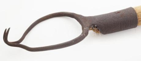 Antik répaszedő. cca 19. sz. vége, kovácsoltvas, nyéllel, h: 122 cm /// KIZÁRÓLAG SZEMÉLYES ÁTVÉTEL,...