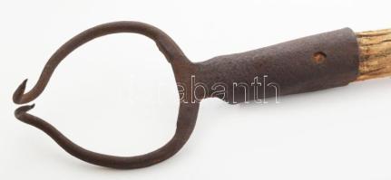 Antik répaszedő. cca 19. sz. vége, kovácsoltvas, nyéllel, h: 122 cm /// KIZÁRÓLAG SZEMÉLYES ÁTVÉTEL,...