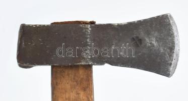 Antik erdész hasító fejsze. cca 19. sz vége, jelzett fejjel, esztergált nyéllel, h: 90 cm