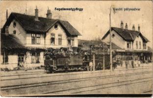 1922 Sepsiszentgyörgy, Sfantu Gheorghe; vasútállomás, vasúti pályaudvar, gőzmozdony, vonat, vasutasok. Benkő Mór kiadása / railway station, locomotive, train, railwaymen (EK)