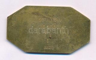 Berán Nándor (1889-1965) 1943. "Karakán Kajak Klub" aranyozott bronz plakett, hátoldalon g...