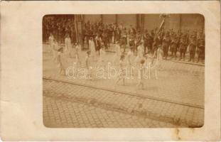 1926 Brassó, Kronstadt, Brasov; Defilare a scolii de fete sasesti / A szász leányiskola felvonulása, román katonák / parade of the Saxon girls&#039; school, Romanian soldiers. photo (fl)