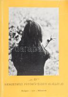 ,,25 év" - Nemzetközi Fotóművészeti Kiállítás. (Katalógus). Bp., 1970, Műcsarnok. Fekete-fehér fotókkal gazdagon illusztrálva. Magyar, orosz, angol, német és francia nyelvű bevezetővel. Kiadói papírkötés, kissé viseltes állapotban, kissé hullámos, a fűzéstől részben elváló borítóval.