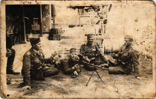 1940 Kisbecskerek, Becicherecu Mic, Kleinbetschkerek (?) (Temes, Timis); román katonák gépfegyverrel / Romanian military, soldiers with machine gun. photo (EM)