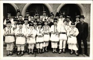 Závoly, Zavoi; Caminul Cultural al Comunei Zavoi, Judetul Caras Severin / Román gyerekek csoportja a Község Kulturális Otthona előtt / Romanian children in front ot the Cultural Home. photo (non PC)