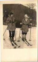 1927 Brassó, Kronstadt, Brasov; síelő hölgyek, téli sport / ski, winter sport. photo (vágott / cut)